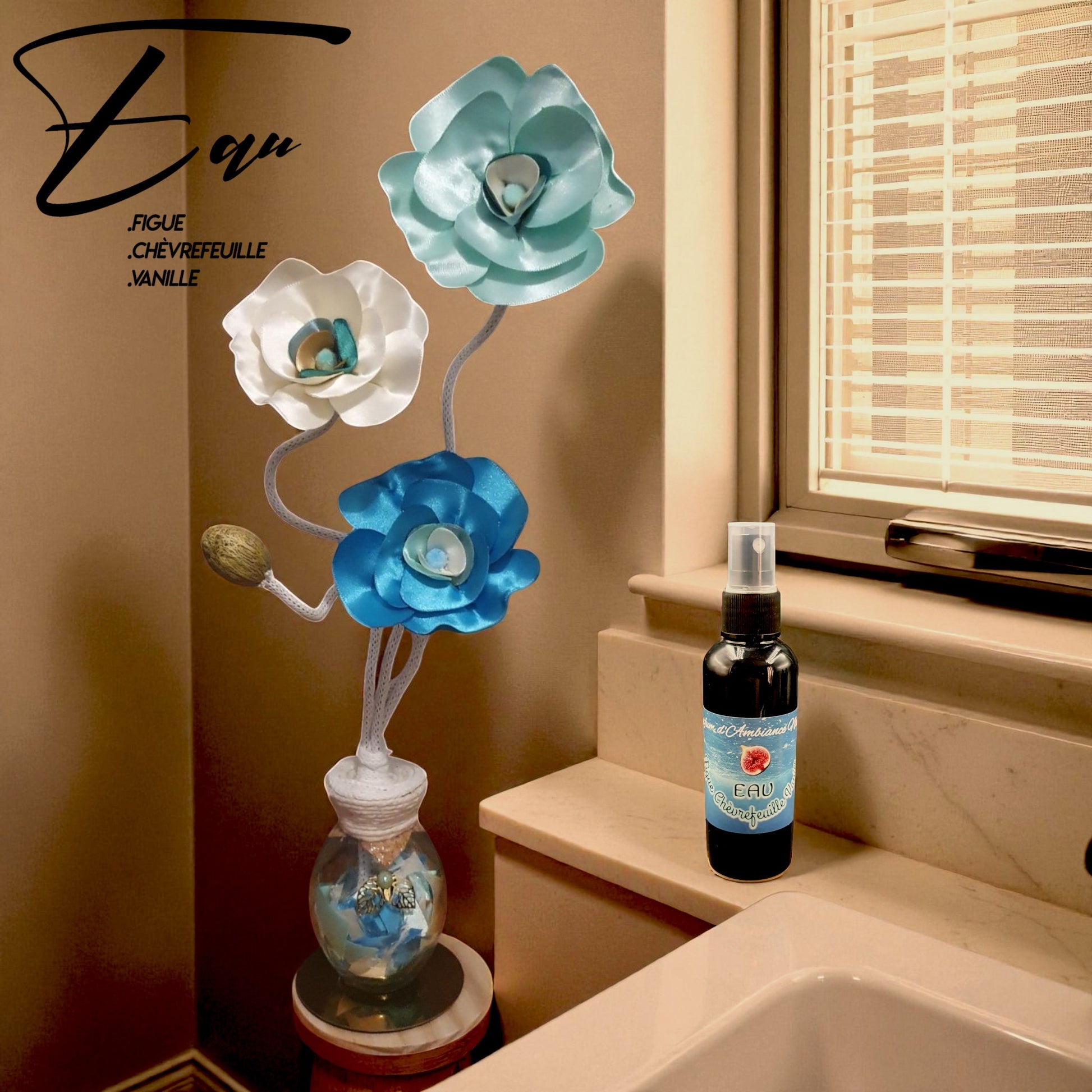  Vase décoratif NI avec fleur en satin bleu et son flacon parfum d'ambiance bleu