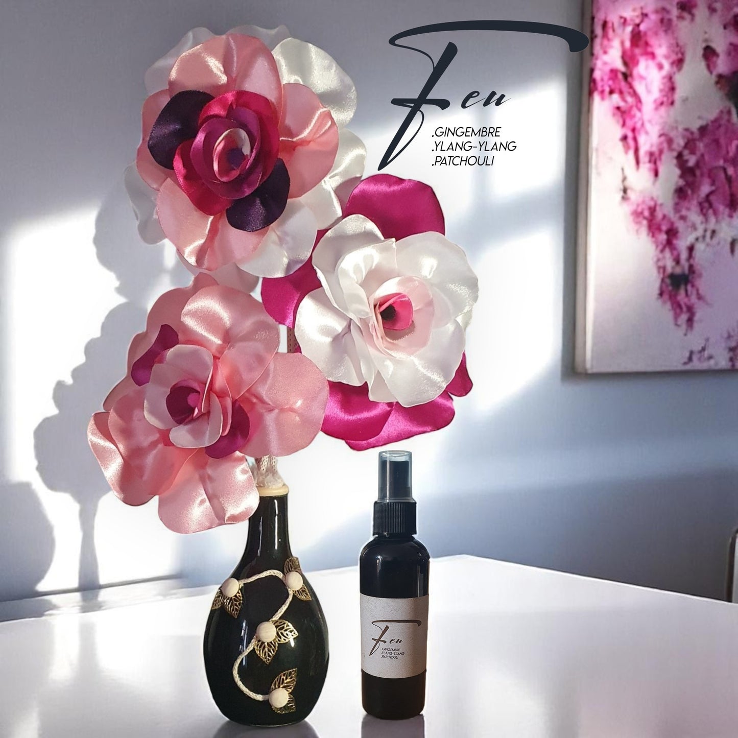 Vase décoratif artisanal YON avec fleur en satin rosé et son spray de parfum d'ambiance feu