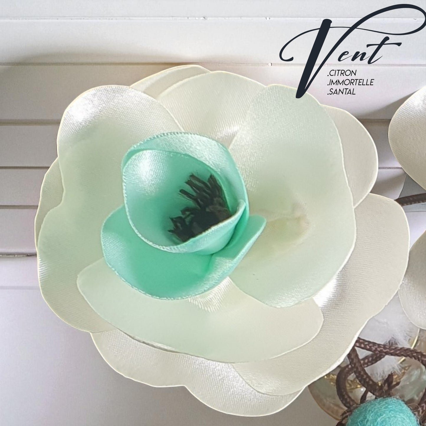 fleur NI en satin parfumé vent